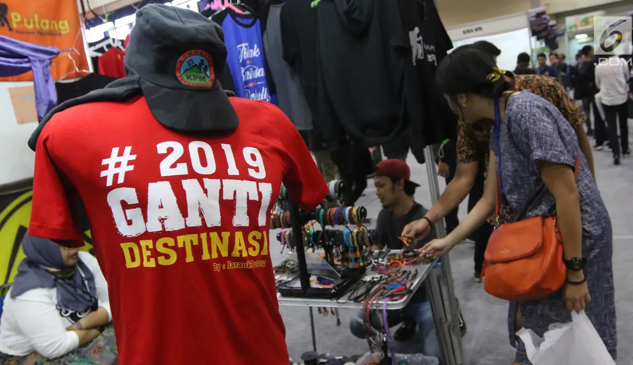 Pengunjung memilih produk kegiatan luar ruang dalam Pameran Indofest 2018 di JCC Senayan, Jakarta, Jumat (4/5). Pameran menampilkan berbagai macam produk diantaranya tas ransel, tenda, hingga perjalanan wisata alam bebas. (Liputan6.com/Arya Manggala)