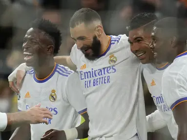 Penyerang Real Madrid Karim Benzema (kedua kiri) merayakan dengan rekannya setelah mencetak gol ke gawang Shakhtar Donetsk dalam matchday 4 Grup D Liga Champions di Stadion Santiago Bernabeu, Kamis (4/11/2021) dini hari WIB.  Real Madrid sukses mengalahkan Shakhtar 2-1. (AP Photo/Manu Fernandez)