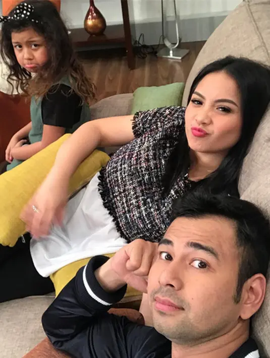 "kalopun kegoda yaa palingan juga cuma numpang lewat doang, kasian deh kalo ampe ada yg baper mah, wong cinta Gigi & Raffi itu udah dipatenin negara dan agama eeem. (Instagram/raffinagita1717)