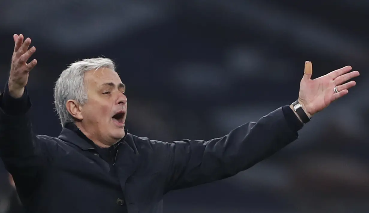 Pelatih Tottenham Hotspur, Jose Mourinho menginstruksikan pemainnya saat bertanding melawan Arsenal pada pertandingan lanjutan Liga Inggris di Tottenham Hotspur Stadium di London, Inggris , Minggu (7/12/2020). Tottenham menang 2-0. (Paul Childs/Pool via AP)