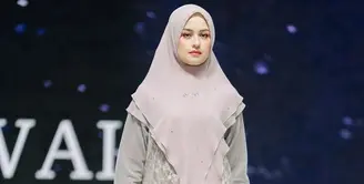 Kimberly Ryder kembali mengejutkan publik dengan penampilannya yang memukau. Kali ini, ia tampil sebagai model dalam sebuah fashion show busana muslim syar'i yang sukses menarik perhatian banyak orang. [@kimbrlyryder].
