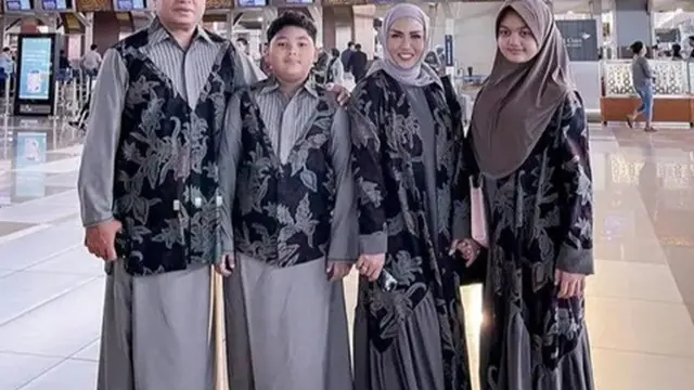 Inspirasi Model Gamis Batik ala Artis