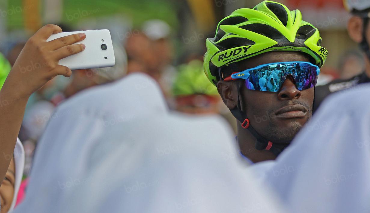 Pebalap dari Kenya bersantai sejenak sebelum start Tour de Singkarak 2016 dari Sinjunjung menuju Dharmasraya, Sumatera Barat, Jumat (12/8/2016). (Bola.com/Nicklas Hanoatubun)