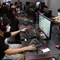 Sejumlah orang bermain game komputer di sebuah kafe internet di Beijing, China, Jumat (10/9/2021). China kini membatasi waktu bermain game online bagi anak-anak dan remaja yang mulai berlaku minggu ini. (GREG BAKER/AFP)