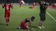 Pemain Timnas Indonesia U-22, Beckham Putra (tengah) dan sejumlah rekannya merayakan kemenangan pada laga final sepak bola SEA Games 2023 melawan Thailand di Olympic Stadium, Phnom Penh, Kamboja, Selasa (16/05/2023). Skuad Garuda Nusantara menang dengan skor 5-2. (AP Photo/Tatan Syuflana)