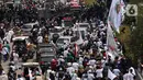 Ratusan massa berkonvoi mengawal Rizieq Shihab usai tiba di Bandara Soekarno-Hatta, Tangerang, Banten, Selasa (10/11/2020). Konvoi tersebut dilakukan untuk mengawal perjalan Rizieq Shihab menuju kediamannya di Petamburan, Jakarta. (Liputan6.com/Angga Yuniar)