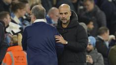 Kemenangan 7-0 atas Leeds United, Selasa (14/12/2021) tak hanya membawa Manchester City kukuh di puncak klasemen, unggul 4 poin dari Liverpool. Namun, sang juru taktik Pep Guardiola juga tercatat sebagai pelatih tercepat yang mengoleksi 500 gol di Liga Inggris. (AP/Jon Super)