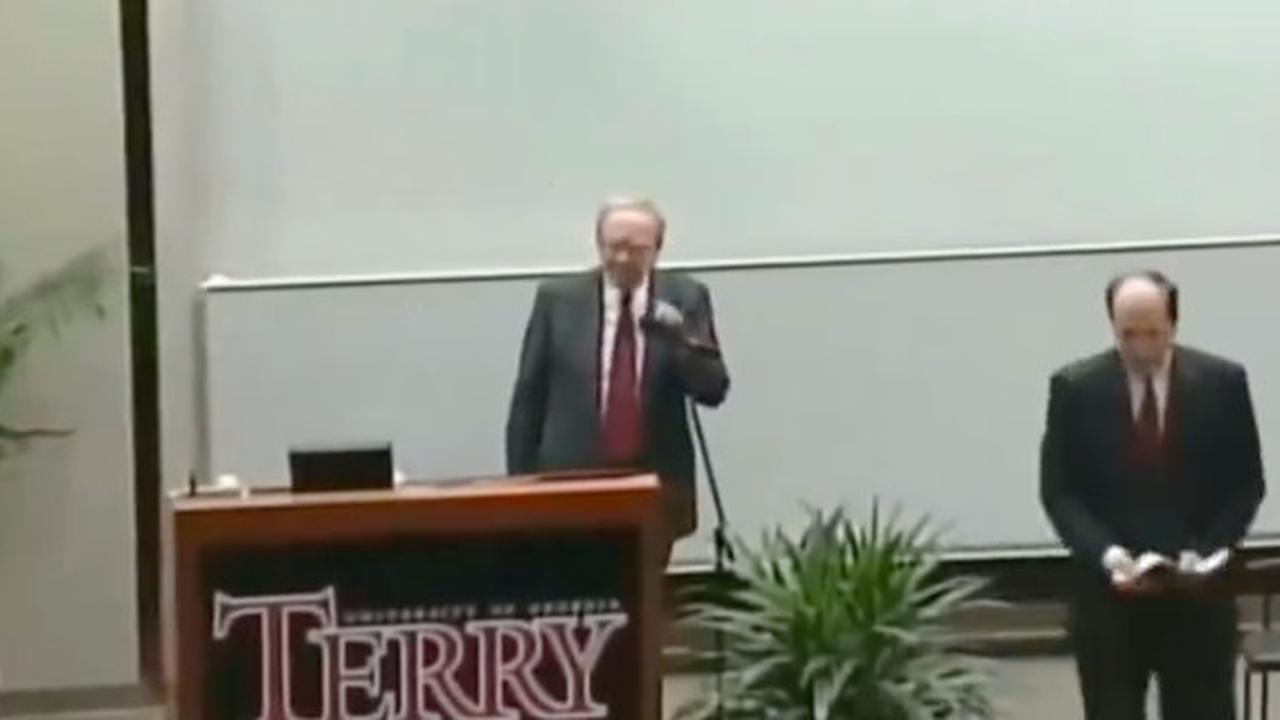 Terungkap Cara Warren Buffett Ngetes Mic saat Jadi Pembicara Seminar, Beda Memang Kalau Orang Kaya