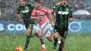 Penyerang Juventus, Alvaro Morata berusaha melewati hadangan pemain Sassuolo pada laga Serie A di Stadion Mapei, Italia, Rabu (28/10/2015). (EPA/Serena Campanini)