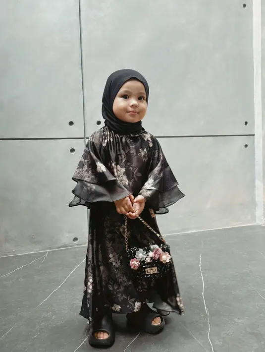 Sedangkan beberapa hari lalu, Ameena terlihat mengenakan gamis, lengkap dengan hijabnya. [Foto: Instagram/ameenaatta]