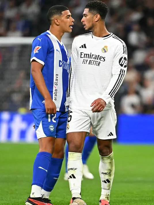 Laga kedua tim berlangsung ketat dan sengit. (JAVIER SORIANO/AFP)