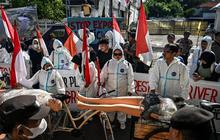 FOTO: Tuntut Hentikan Ekspor Sampah, Aktivis Lingkungan Geruduk Konsulat Australia dan Jepang di Surabaya