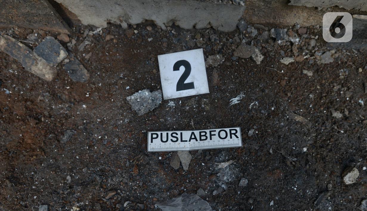 Olah tempat kejadian perkara (TKP) sisa-sisa kebakaran Halte Transjakarta Bundaran HI, Jakarta, Jumat (9/10/2020). Halte Transjakarta Bundaran HI dibakar oleh pendemo yang menolak UU Cipta Kerja. (merdeka.com/Imam Buhori)