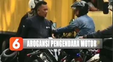 Dari rekaman kamera warga, pelaku tampak emosi ketika ada dua pengendara sepeda motor lain yang mengalangi lajunya.