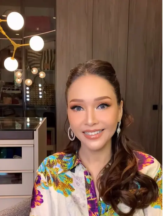 Dipulas MUA ternama Dean Sadudin, Maia Estianty tampil dengan makeup flawless berwarna bronze nude [@maiaestiantyreal]