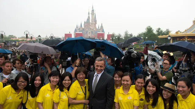 20160616- Antusias Warga Sambut Pembukaan Disney Shanghai-AFP Photo