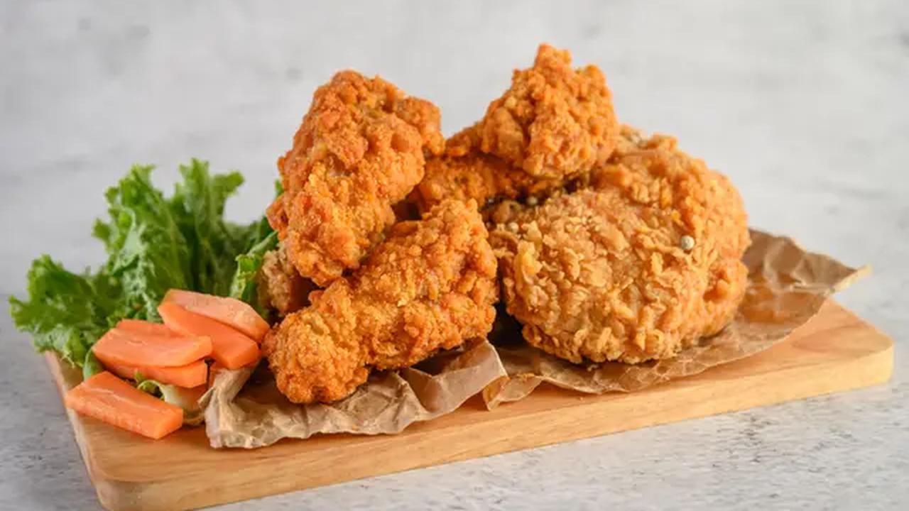 Buttermilk fried chicken thighs recipe. (Photo: jcomp/Freepik)