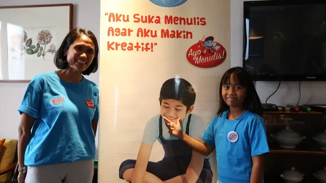 Bianca Alexandria Situmorang bersama sang ibu ketika menjadi juara III Festival Penulis Cilik SIDU 2018 (Istimewa)