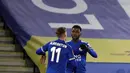 Penyerang Leicester City, Kelechi Iheanacho (kanan) berselebrasi dengan rekannya Marc Albrighton usai mencetak gol ke gawang Manchester United pada pertandingan perempat final Piala FA di Stadion King Power, Inggris, Senin (22/3/2021). Iheanacho mencetak dua gol. (AP Photo/Ian Walton, Pool)