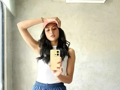 Dengan pedenya, Maudy Ayunda terlihat berpose di depan kaca. Ia hanya mengenakan kaus pendek dengan celana jeans kasualnya. (Liputan6.com/IG/@maudyayunda).