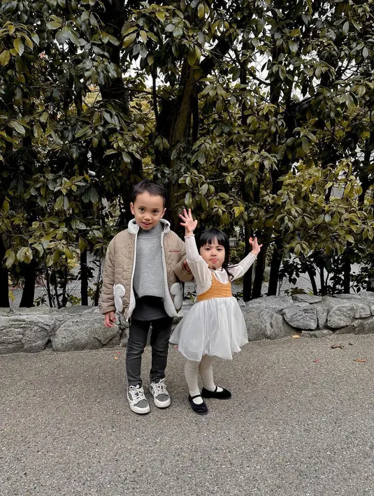 Berpose bersama Xabiru, Chava tampil manis dengan long sleeve dress, kaus kaki, dan sepatu hitam. [Foto: IG/rachelvennya].