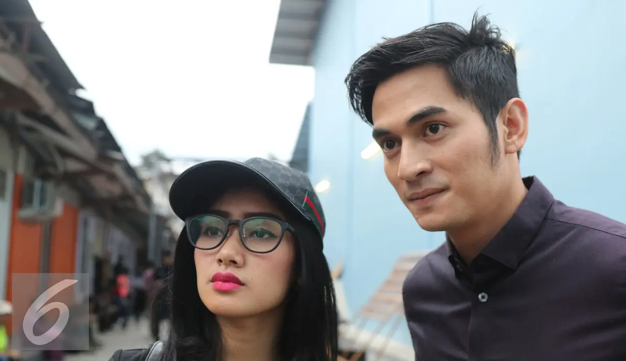 Cita Citata dan Ichal Muhammad saat ditemui di kawasan Tendean usai mengisi sebuah acara, Jakarta, Jumat (29/4). Cita dan Ichal mengaku baru dua minggu menjalin cinta. (Liputan6.com/Herman Zakharia)