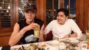 Masih sama-sama bingung, Jerome menyarankan Taeyong untuk memesan jus alpukat saja. Taeyong jadi makin bingung. Bagaimana tidak, affogato yang dia bayangkan, kan tidak ada alpukat-alpukatnya sama sekali. (Foto: YouTube/ NihongoMantappu)