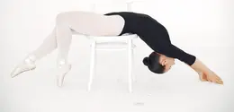 Seated dance flow atau latihan menari dalam posisi duduk hadir sebagai alternatif olahraga yang inklusif, menyenangkan, dan tetap efektif untuk menjaga kebugaran tubuh. Hanya dengan 15 menit, latihan ini sudah mampu memberikan manfaat signifikan bagi tubuh dan pikiran. (foto/dok: freepik/prostooleh)
