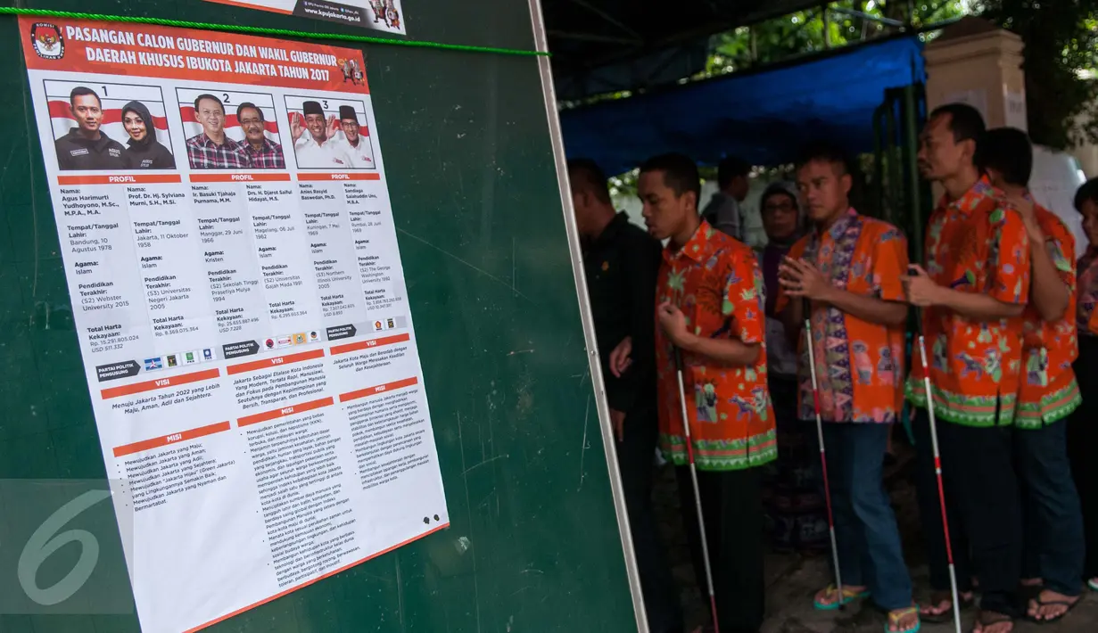 Sejumlah penyandang disabilitas berjalan memasuki TPS 07 Kelurahan Cawang untuk menggunakan hak pilih pada Pilkada Gubernur dan Wakil Gubernur DKI Jakarta Tahun 2017 di Jakarta, Rabu (15/2). (Liputan6.com/Gempur M Surya)