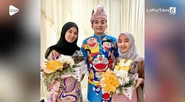 Seorang pria di Malaysia memakai baju pengantin bermotif Doraemon saat pernikahannya.