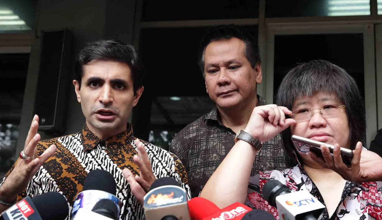 Kuasa hukum Falcon Pictures, Lidia Wongso  bersama dengan eksekutif produser melaporkan dua orang yang diduga telah melakukan live straming film yang dibintangi oleh Abimana Aryasatya, Vino G Bastian, dan Tora Sudiro. (Deki Prayoga/Bintang.com)