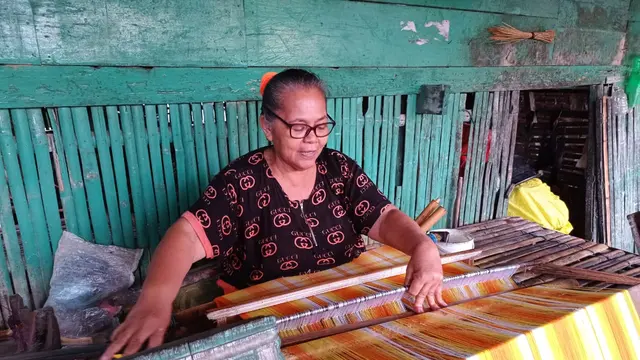 Wa Ode Maasi (56), ibu rumah tangga penenun kain sarung khas Buton.(Liputan6.com/Ahmad Akbar Fua)