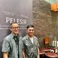 Bai Soemarlono (kanan) dan Joseph Lim (kiri) dari label mode ohmmbybai meluncurkan koleksi PELESIR berkolaborasi dengan Cita Tenun Indonesia. (Dok. Liputan6.com/Dyra Daniera)