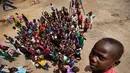 Anak-anak pengungsi Sudan Selatan berpose saat di Foto oleh fotografer di halaman sekolah pembibitan Ombechi di Bidi Bidi, Uganda, (5/6). Bidi-Bidi menampung para pengungsi yang melarikan diri dari perang saudara di Sudan Selatan. (AP Photo/Ben Curtis)