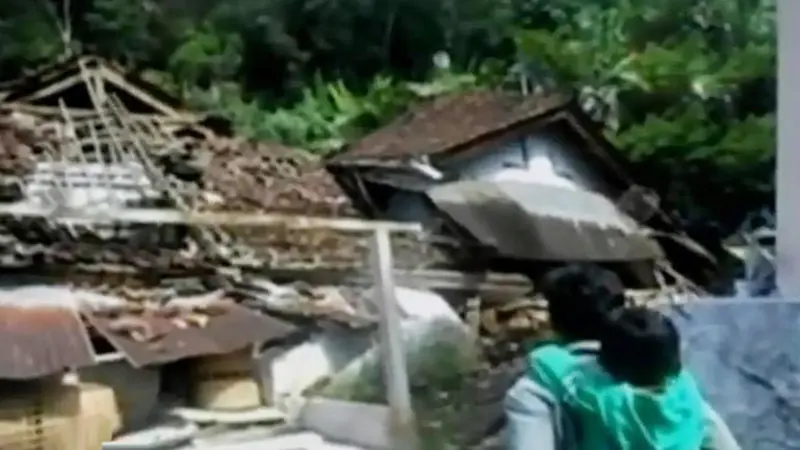 VIDEO: Tanah Bergerak Rusak Puluhan Rumah di Ciamis