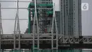 Pekerja menyelesaikan proyek kontruksi halte Light Rail Transit (LRT) di Jakarta, Selasa (8/12/2020).  PT Adhi Karya (Persero) Tbk melaporkan penyelesaian proyek LRT Jabodebek secara keseluruhan sudah mencapai 79,52 persen. (merdeka.com/Imam Buhori)