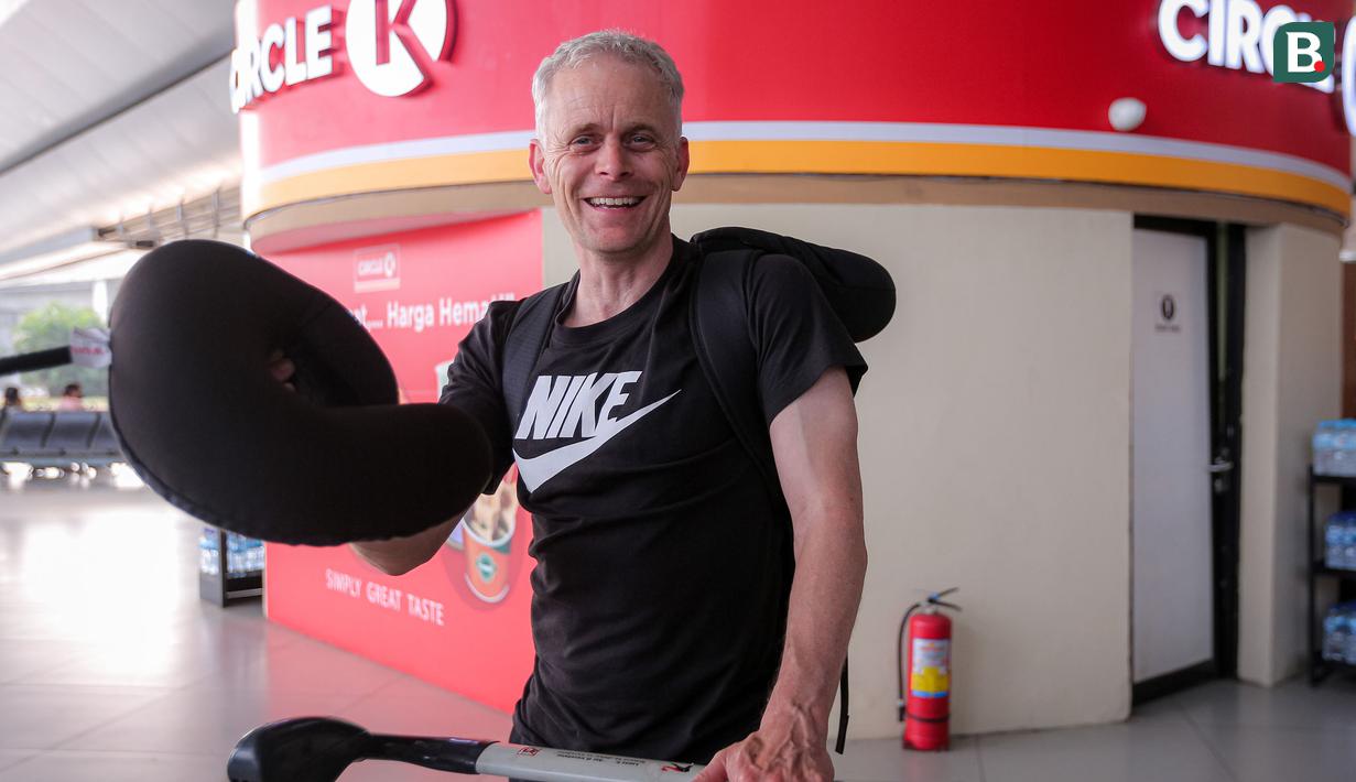 <p>Pelatih kepala Timnas Selandia Baru U-17, Martin Bullock saat tiba di Terminal 3 Bandara Soekarno Hatta, Tangerang, Banten menjelang Piala Dunia U-17 2023 pada Jumat (03/11/2023). (Bola.com/Bagaskara Lazuardi)</p>