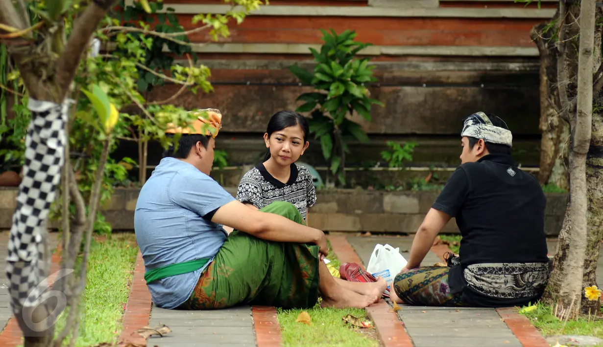 Umat Hindu berbincang-bincang saat perayaan Nyepi di Pura Aditya Jaya, Rawamangun, Jakarta, Selasa (28/3). Pura Aditya Jaya menjadi tempat perayaan Nyepi umat Hindu di Jakarta (Liputan6.com/Helmi Fithriansyah)