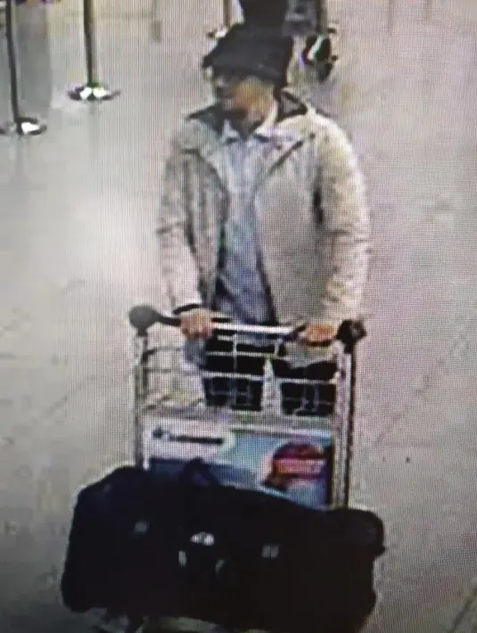 Gambar yang dirilis polisi Belgia atas permintaan jaksa federal menunjukkan satu dari tiga terduga pelaku pengeboman tengah mendorong troli berisi koper di Bandara Zaventem, ibu kota Brussels, Selasa (22/3/2016). (HO/BELGIAN FEDERAL POLICE/AFP)