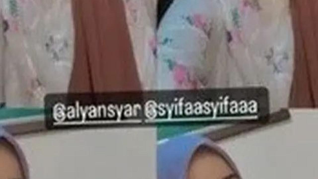 Tidak hanya Ayu yang bersemangat, anggota keluarga lainnya terlihat khusyuk mendengarkan ceramah dalam acara pengajian.