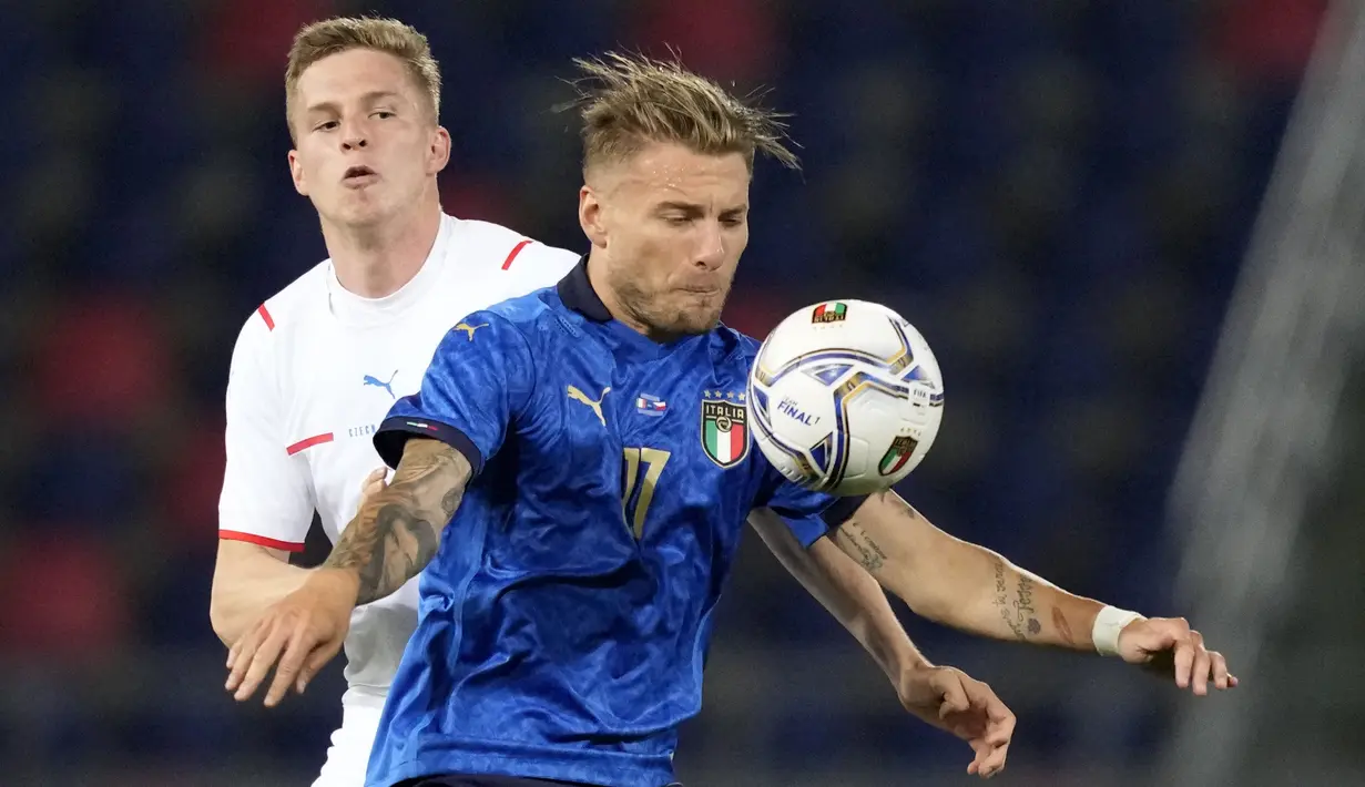 Striker Italia, Ciro Immobile, berebut bola dengan pemain Republik Ceko, David Zima, pada laga uji coba di Stadion di Reanto Dall'Ara, Sabtu (5/6/2021). Italia menang dengan skor 4-0. (AP/Antonio Calanni)