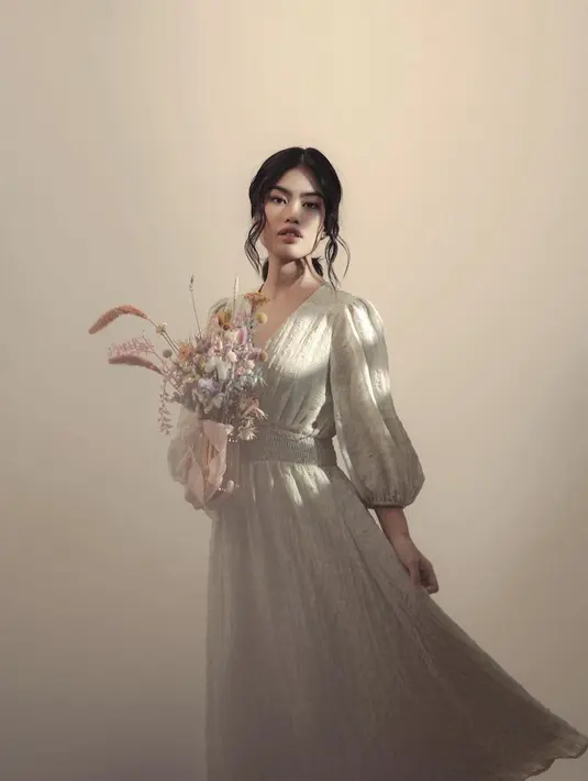 Melihat penampilan luar biasa Namira Adjani dibalut gaun cokelat muda. Gaun ini memiliki detail garis leher yang dalam dengan aksen lengan balon yang cantik. [Foto: Instagram/namiradjani]