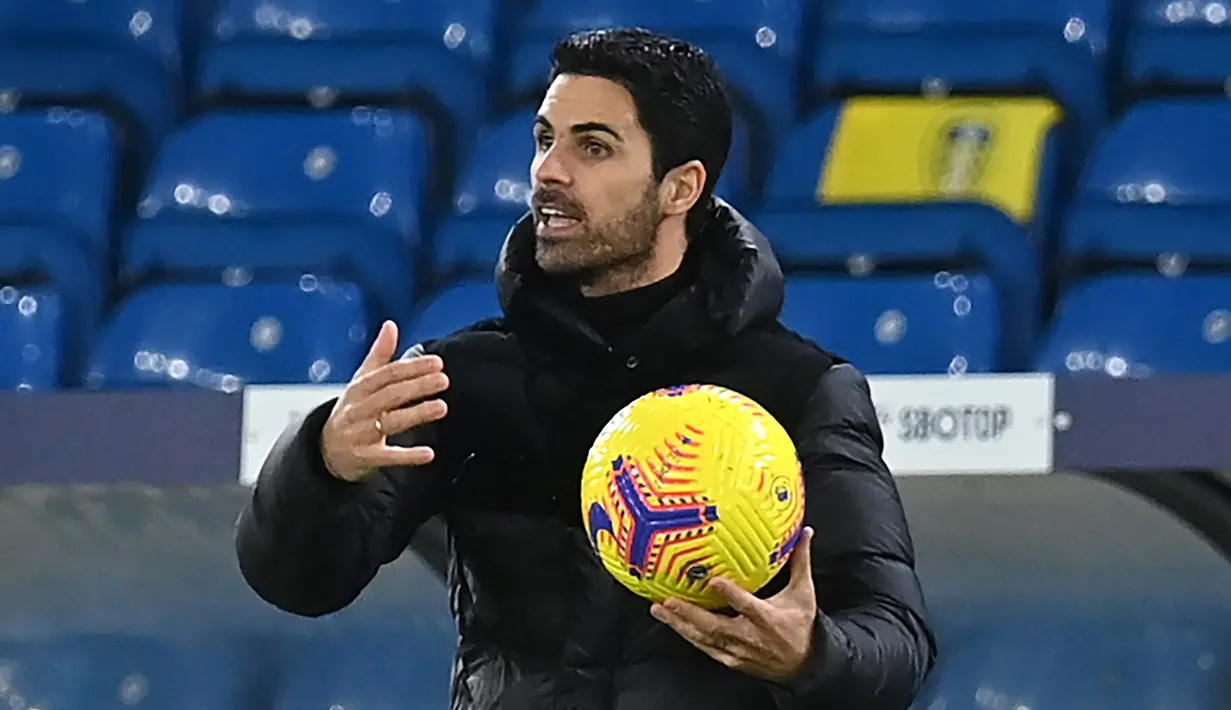 Sambil memegang bola, Mikel Arteta terus memacu semangat para pemainnya untuk tampil lebih menyerang. (AFP/Paul Ellis/Pool)