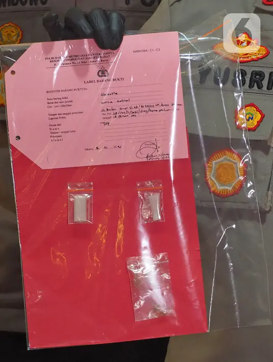 Petugas kepolisian memperlihatkan barang bukti dalam rilis kasus Narkoba Jennifer Jill di Polda Metro Jaya, Jumat (19/02/2021). Jennifer Jill ditangkap Satresnarkoba Polres Metro Jakbar atas kasus kepemilikan sabu-sabu pada Selasa (16/2) di kediamannya kawasan Ancol. (Liputan6.com/Herman Zakharia)