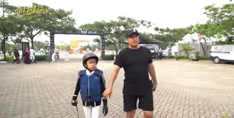 Presenter dan pemeran Irfan Hakim membebaskan anak-anaknya menekuni hobinya. Selain putri sulungnya Aisha Maudina Hakim yang menekuni berkuda, anak keempat Irfan Hakim dan Della Sabrina Indah Putri juga mengikuti jejak sang kakak. [Youtube/deHakims channel]