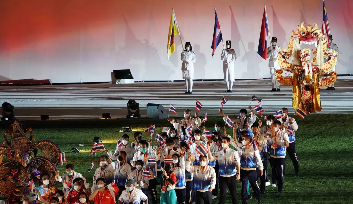 Kontingen Thailand berjalan sambil membawa bendera dan melambaikan tangan pada penutupan ASEAN Para Games 2022 di Stadion Manahan, Solo, Jawa Tengah, Sabtu (6/8/2022). Thailand sebagai runner up mengoleksi 116 emas, 116 perak dan 86 perunggu. (FOTO: Dok. ASEAN Para Sports Federation)