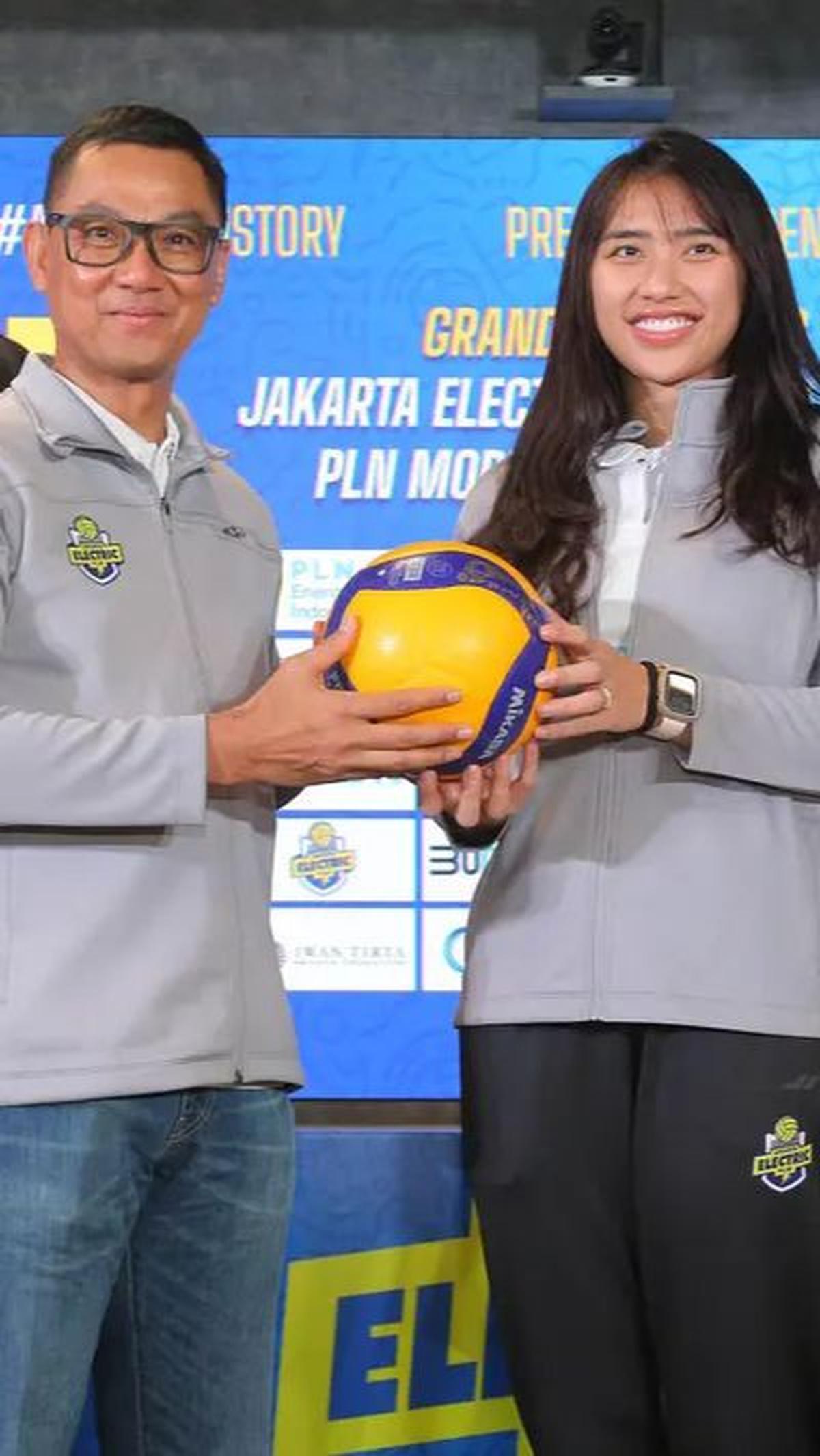 Yolla Yuliana sebelumnya pernah berseragam Jakarta Electric PLN selama 4 musim, 2010, 2015, 2016 dan 2017, bahkan pernah dua kali menjadi juara pada 2015 dan 2016.&nbsp;(Bola.com/M Iqbal Ichsan)
