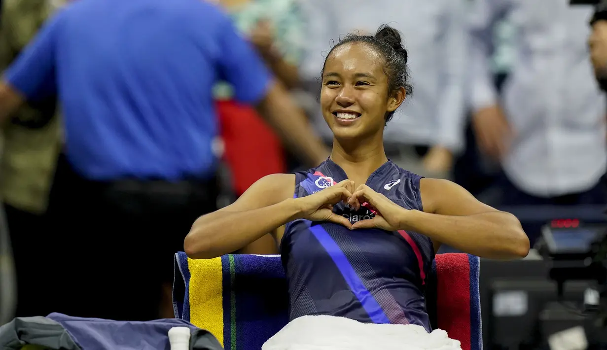 Petenis Kanada, Leylah Fernandez berselebrasi setelah mengalahkan Aryna Sabalenka dari Belarus pada semifinal US Open 2021 di Arthur Ashe Stadium, New York, Jumat (10/9/2021).  Leylah kini menjadi petenis belia Kanada kedua dalam tiga musim terakhir yang melaju ke final US Open. (AP Photo/Seth Wenig