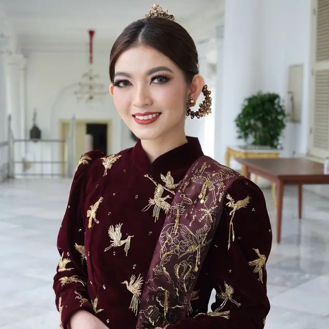 Adu Gaya Iriana Jokowi Bareng Dua Menantunya, Selvi Ananda-Erina Gudono Kompak Kenakan Kebaya Beludru Merah Marun