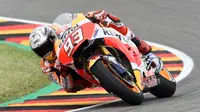Pembalap Repsol Honda, Marc Marquez menjadi yang tercepat pada latihan bebas ketiga (FP3) MotoGP Jerman 2017 di Sirkuit Sachsenring, Sabtu (1/7/2017). (Crash)